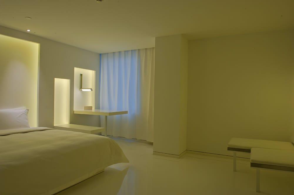 The Emperor Tiananmen Beijing Hotel Bagian luar foto A room at the hotel