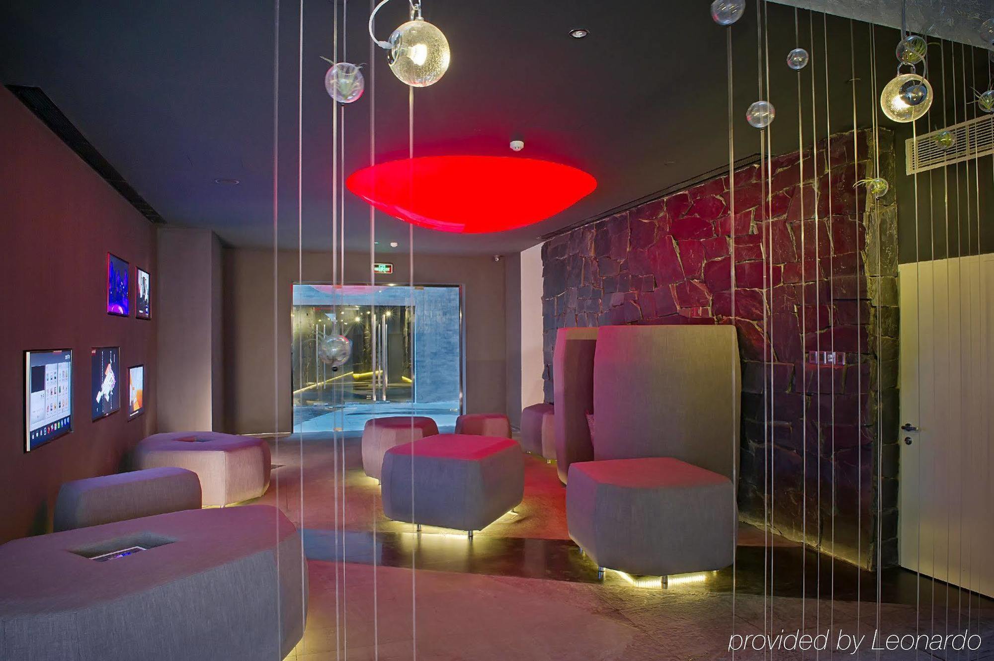 The Emperor Tiananmen Beijing Hotel Bagian luar foto The interior of the lounge