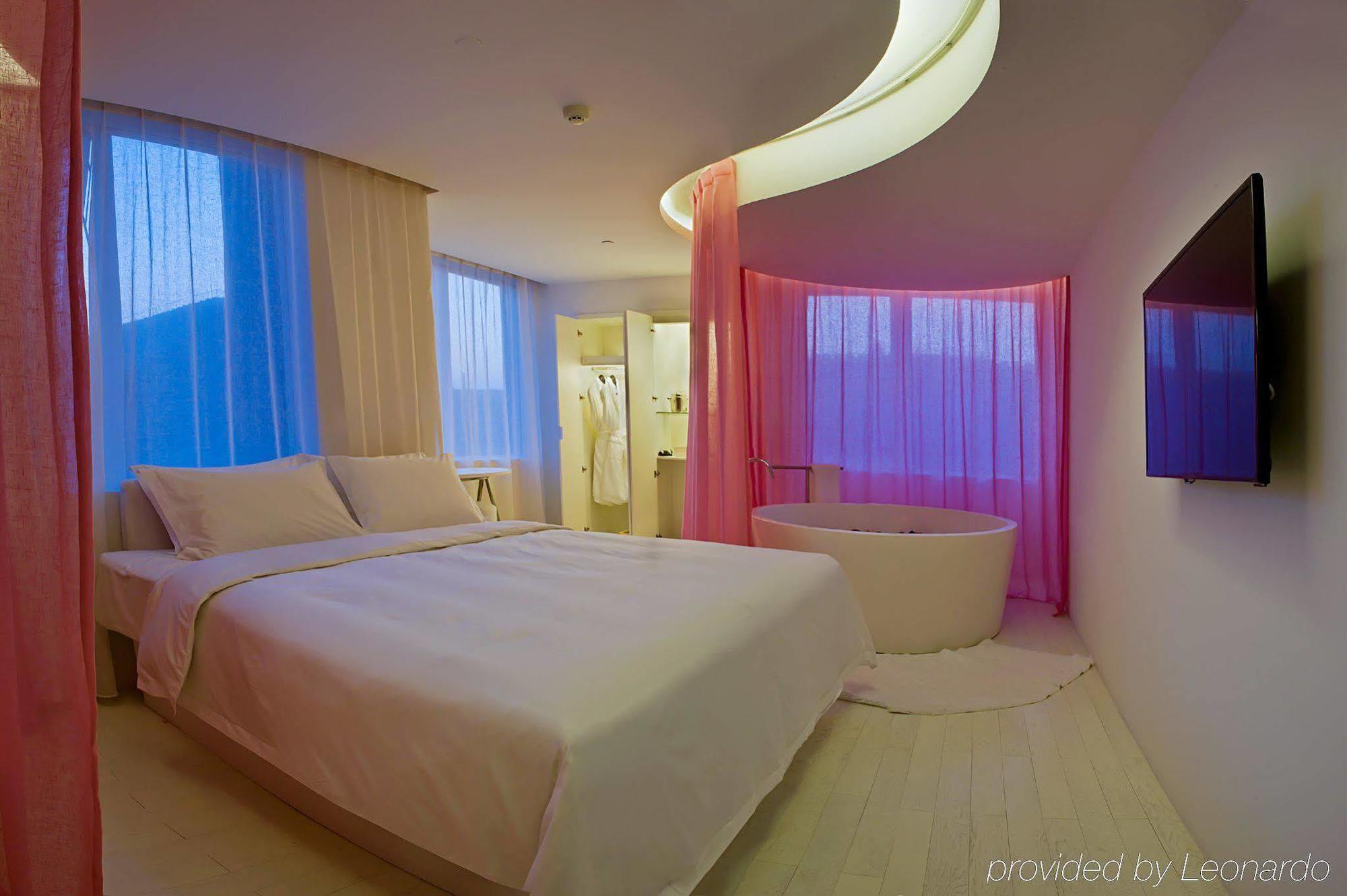 The Emperor Tiananmen Beijing Hotel Bagian luar foto A room at the hotel