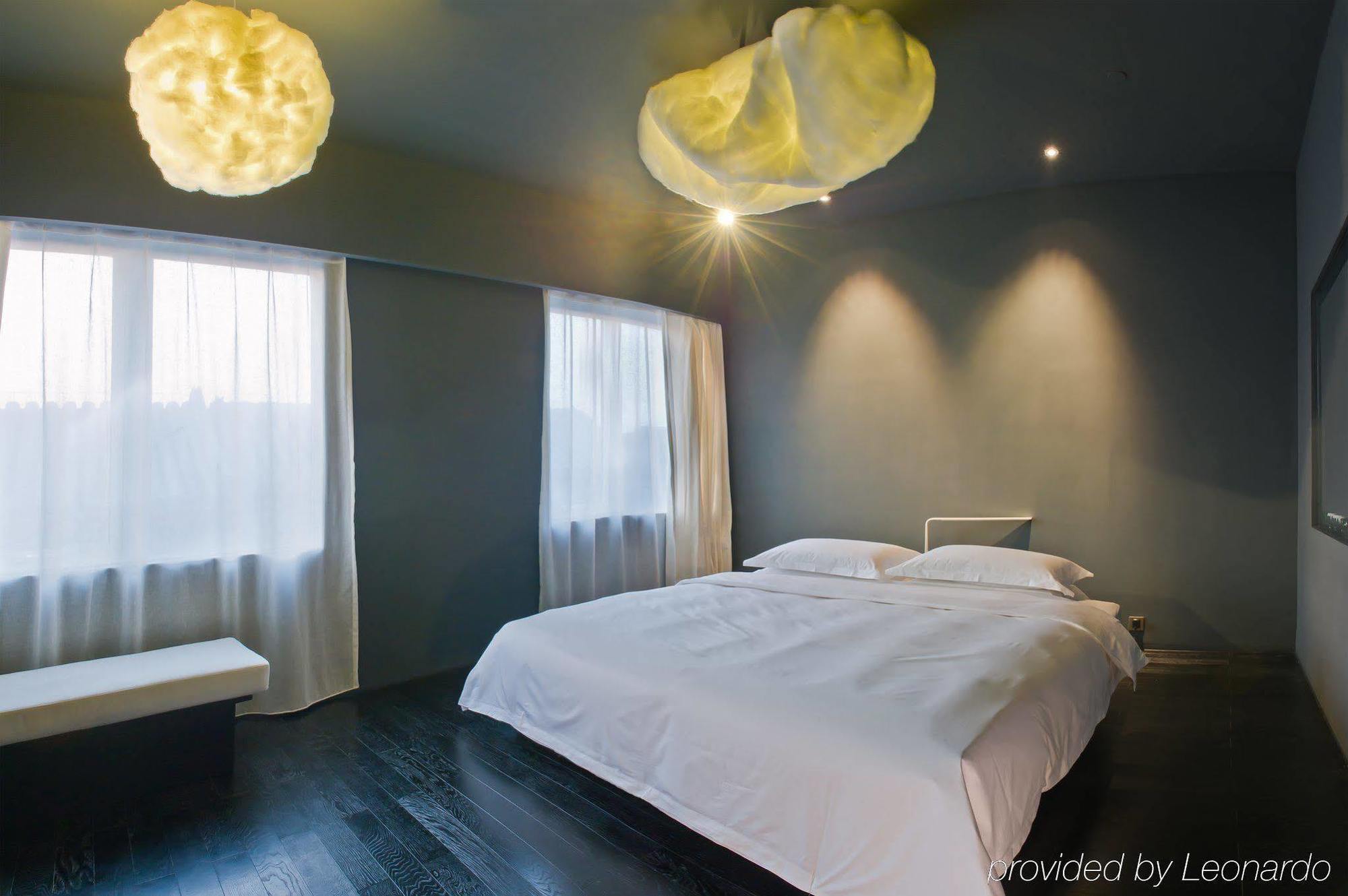 The Emperor Tiananmen Beijing Hotel Bagian luar foto A room at the hotel
