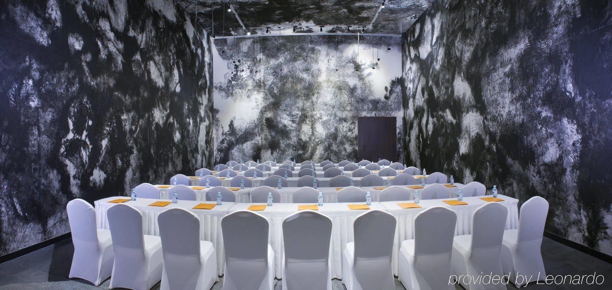 The Emperor Tiananmen Beijing Hotel Bagian luar foto The interior of the conference centre