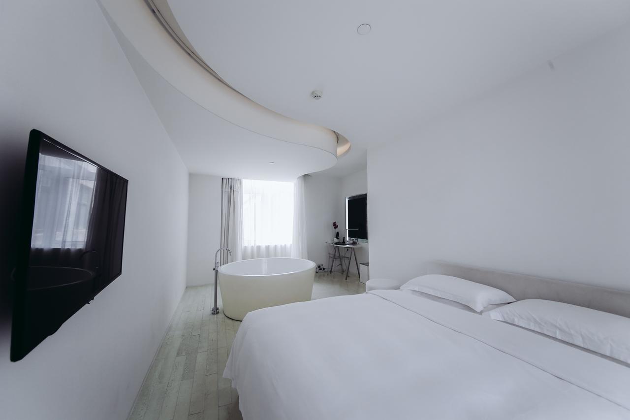 The Emperor Tiananmen Beijing Hotel Bagian luar foto A room at the hotel