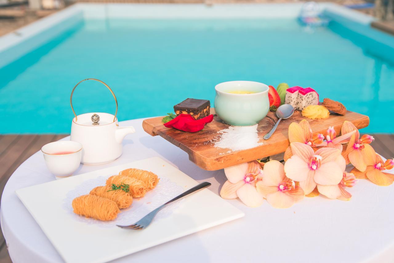 The Emperor Tiananmen Beijing Hotel Bagian luar foto Poolside High Tea at The Cape