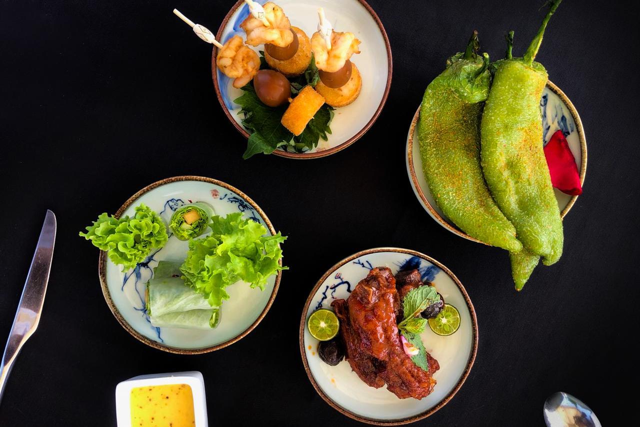 The Emperor Tiananmen Beijing Hotel Bagian luar foto A selection of tapas