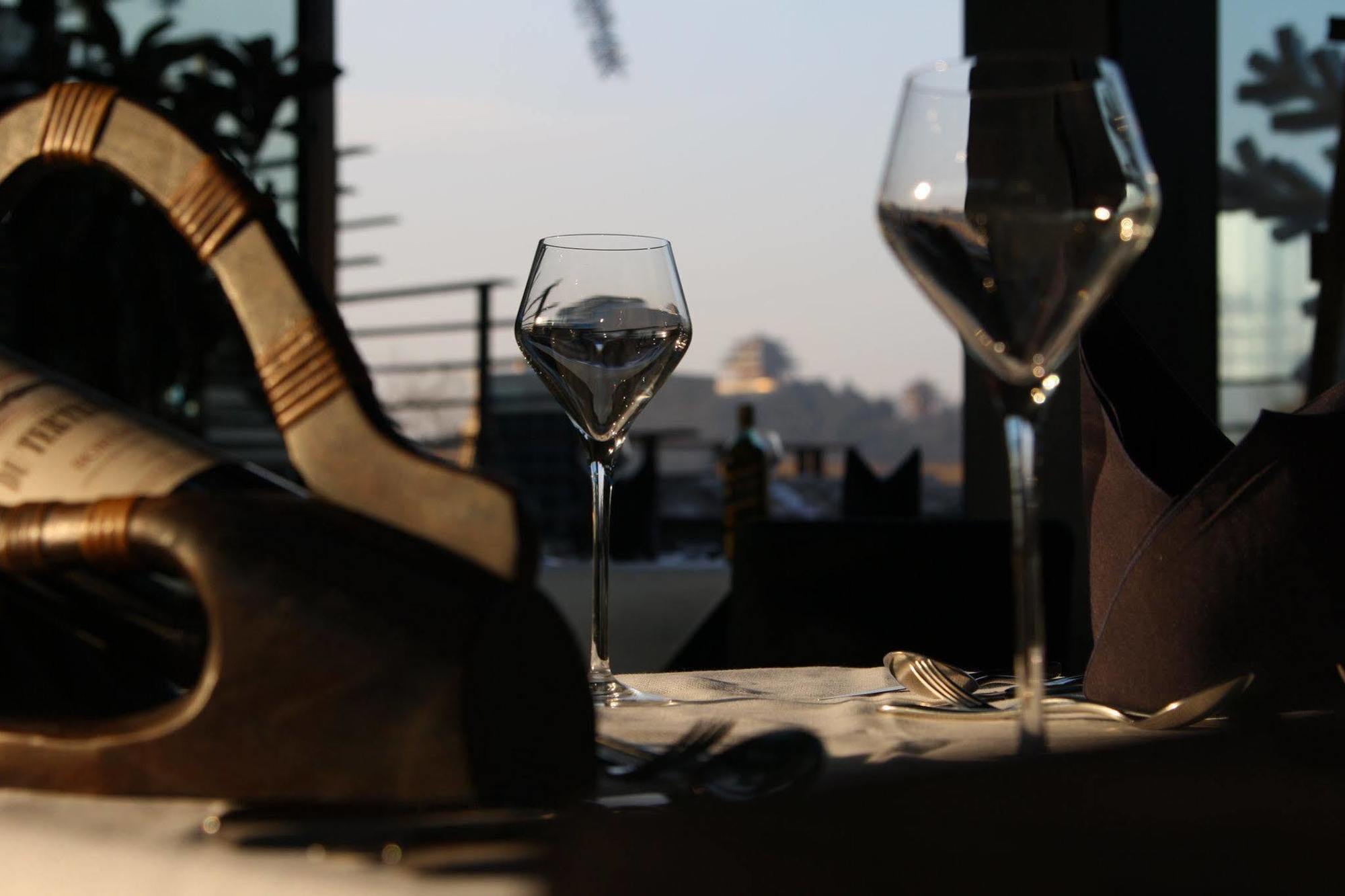The Emperor Tiananmen Beijing Hotel Bagian luar foto Wine glasses