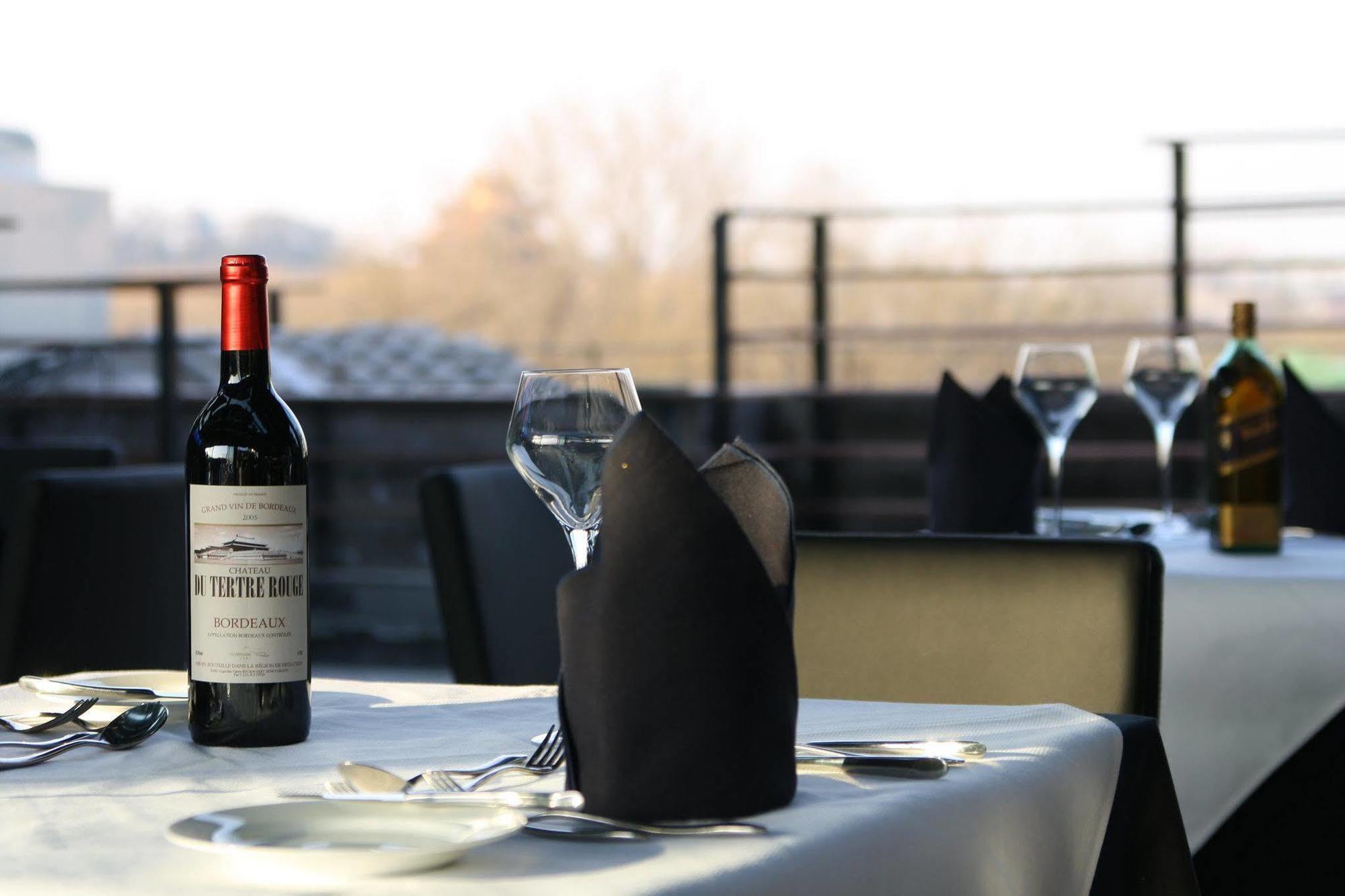 The Emperor Tiananmen Beijing Hotel Bagian luar foto Wine at the restaurant