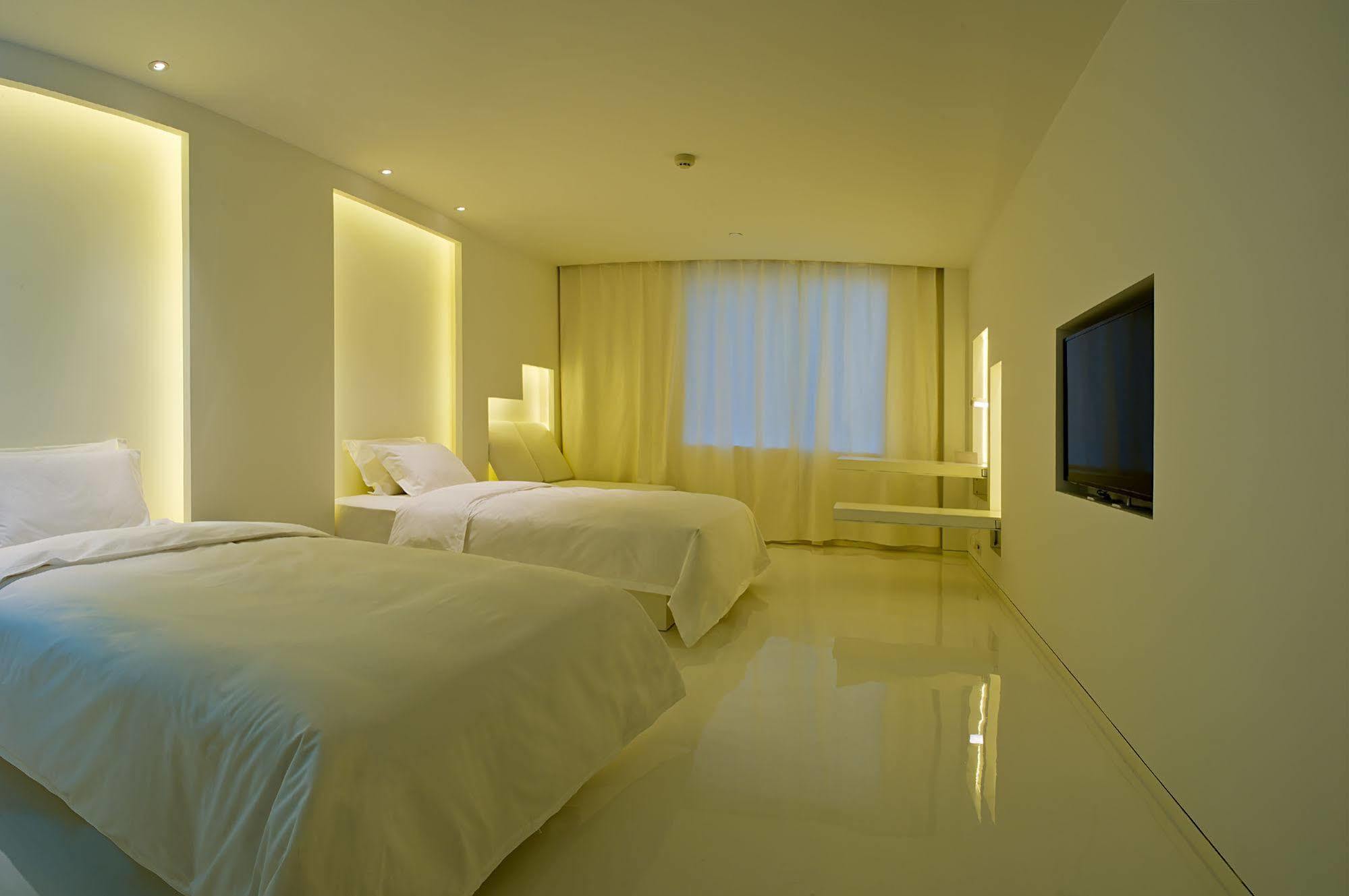 The Emperor Tiananmen Beijing Hotel Bagian luar foto A room at the hotel