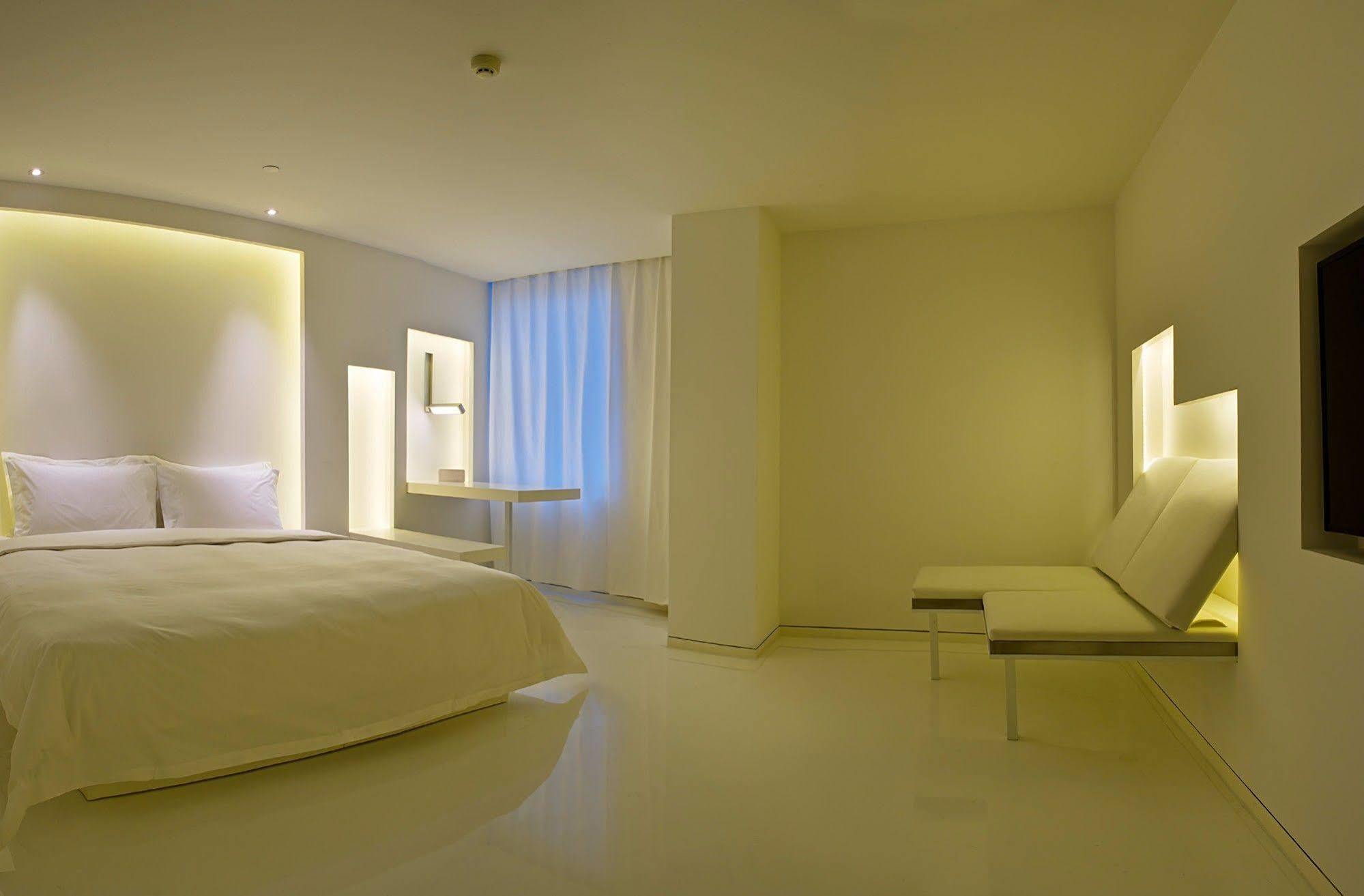 The Emperor Tiananmen Beijing Hotel Bagian luar foto A room at the hotel