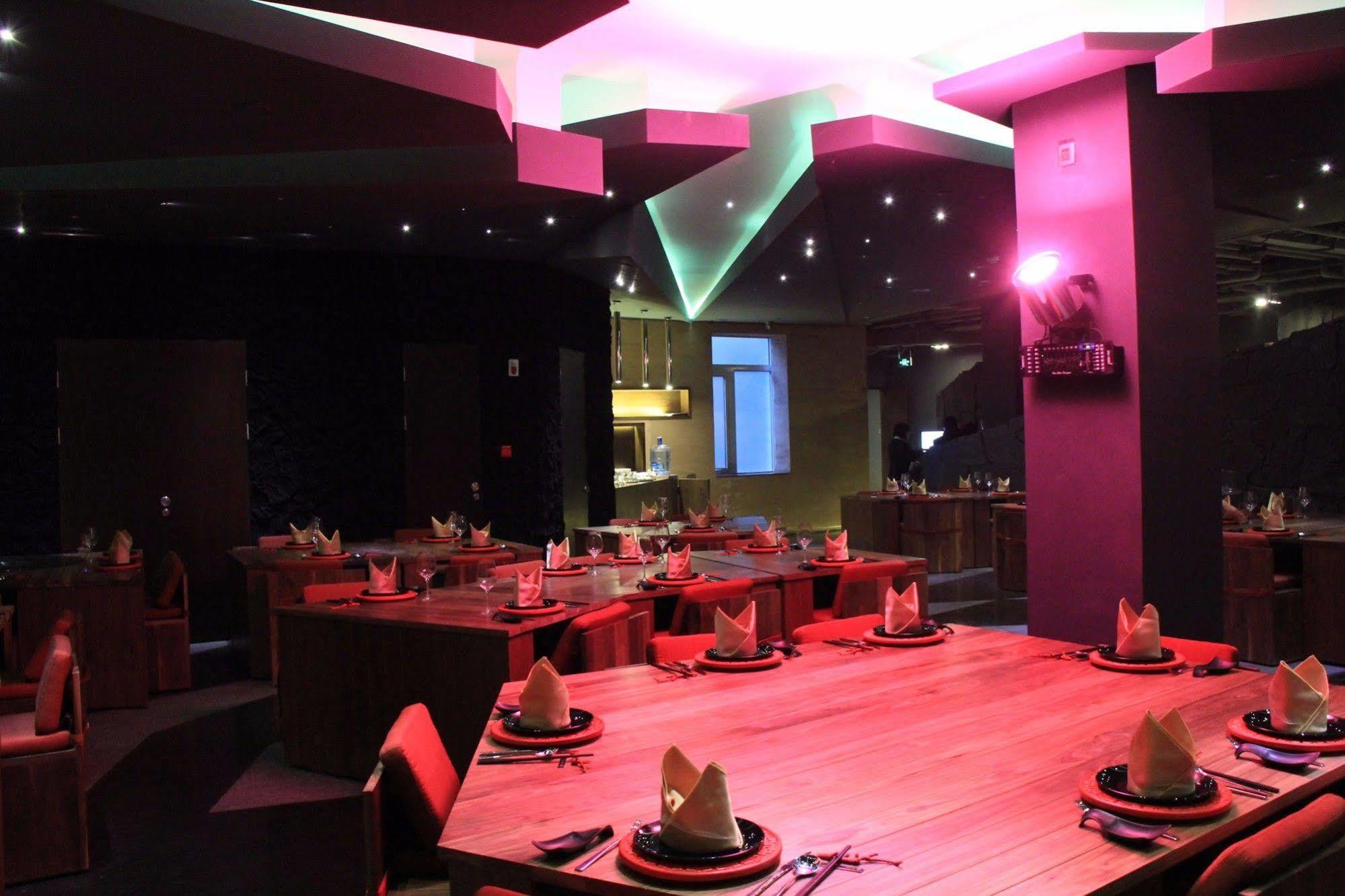 The Emperor Tiananmen Beijing Hotel Bagian luar foto Interior of the restaurant
